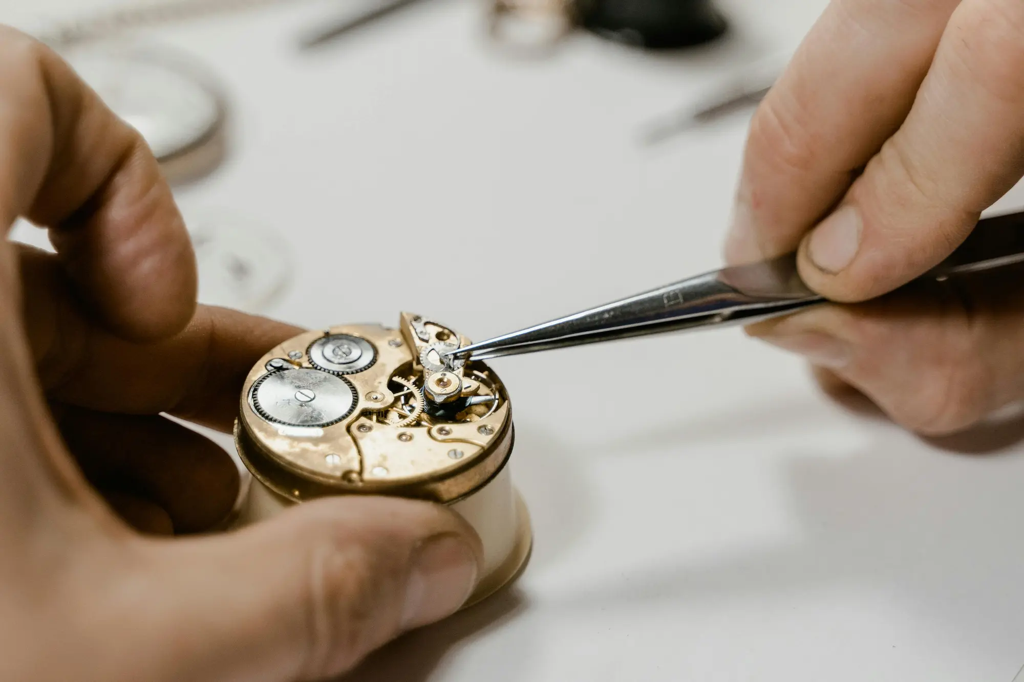 Elegante Armbanduhr nach Reparatur und Reinigung auf dunklem Leder