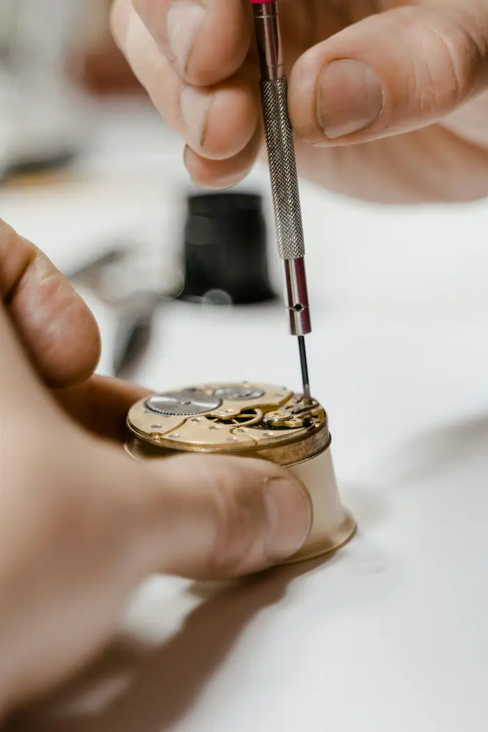 Gepflegte Armbanduhr mit neuem Band nach Service